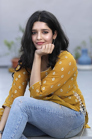 Ritika Singh in mustard yellow embroidered kurta and distressed denim jeans HD phone wallpaper