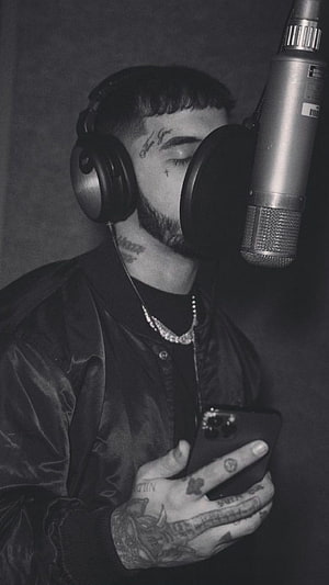 Zach Bryan black and white portrait in recording studio with microphone and headphones HD phone wallpaper
