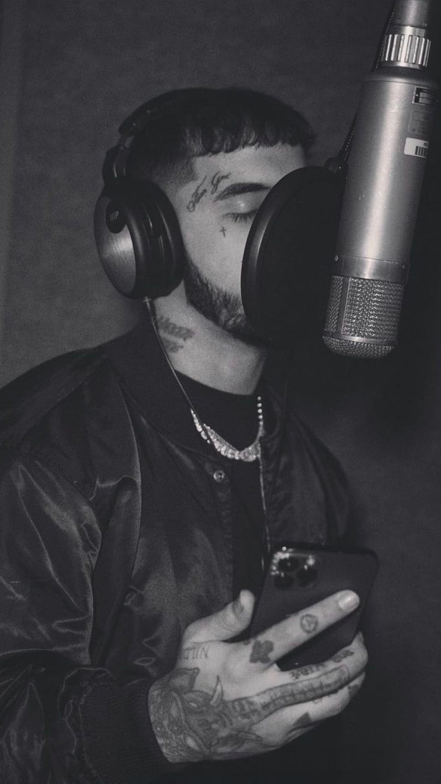 Zach Bryan black and white portrait in recording studio with microphone and headphones HD phone wallpaper