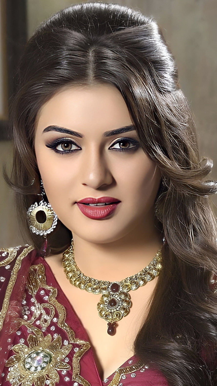 Portrait of a woman in traditional maroon attire with intricate gold embroidery and heavy jewelry, Hansika Motwani, bollywood actress HD phone wallpaper