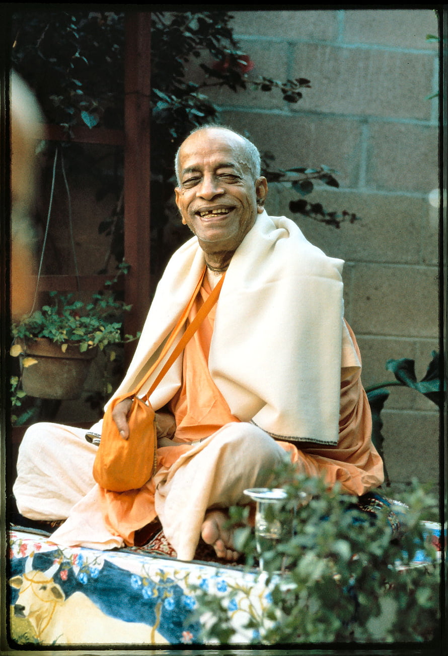 Srila Prabhupada Portrait in Traditional Saffron Robes and White Shawl HD phone wallpaper