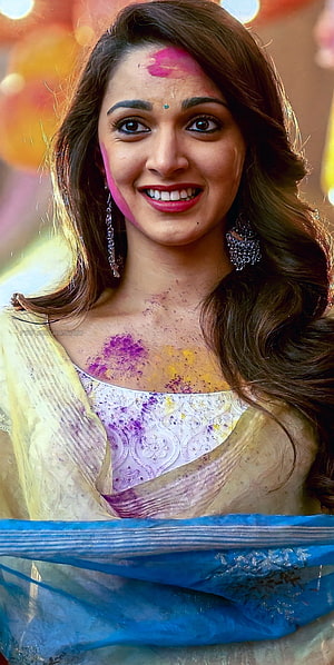 Kiara Advani Celebrating Holi Festival With Colorful Powder And Traditional Saree HD phone wallpaper