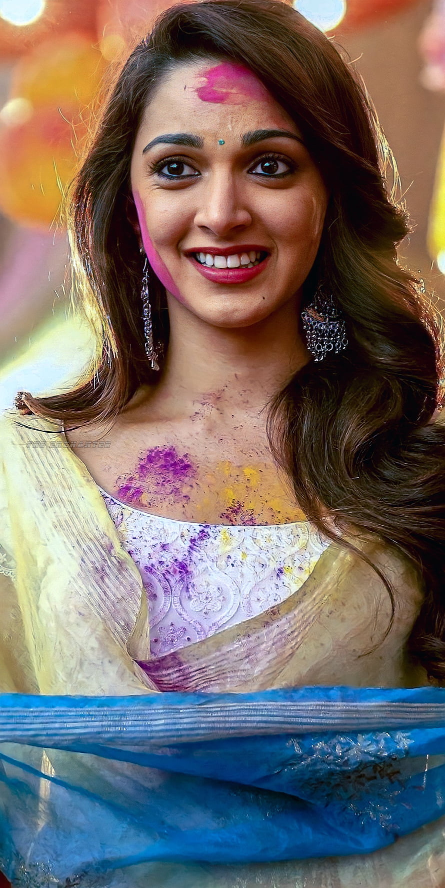 Kiara Advani Celebrating Holi Festival With Colorful Powder And Traditional Saree HD phone wallpaper