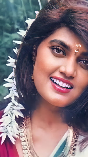 Silk Smitha Portrait in Traditional Attire with Floral Garland and Gold Jewelry HD phone wallpaper