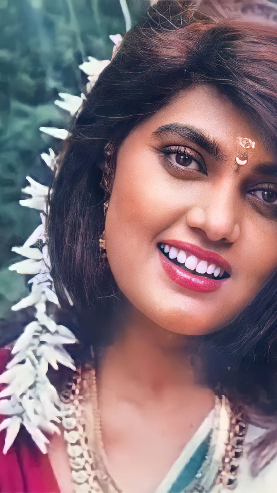Silk Smitha Portrait in Traditional Attire with Floral Garland and Gold Jewelry HD phone wallpaper