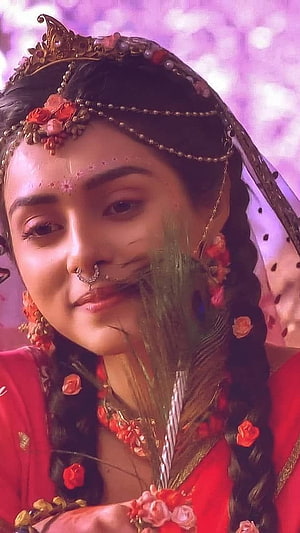 Rakshanda Khan as Mohini in Naagin 2 wearing red traditional outfit with peacock feather HD phone wallpaper