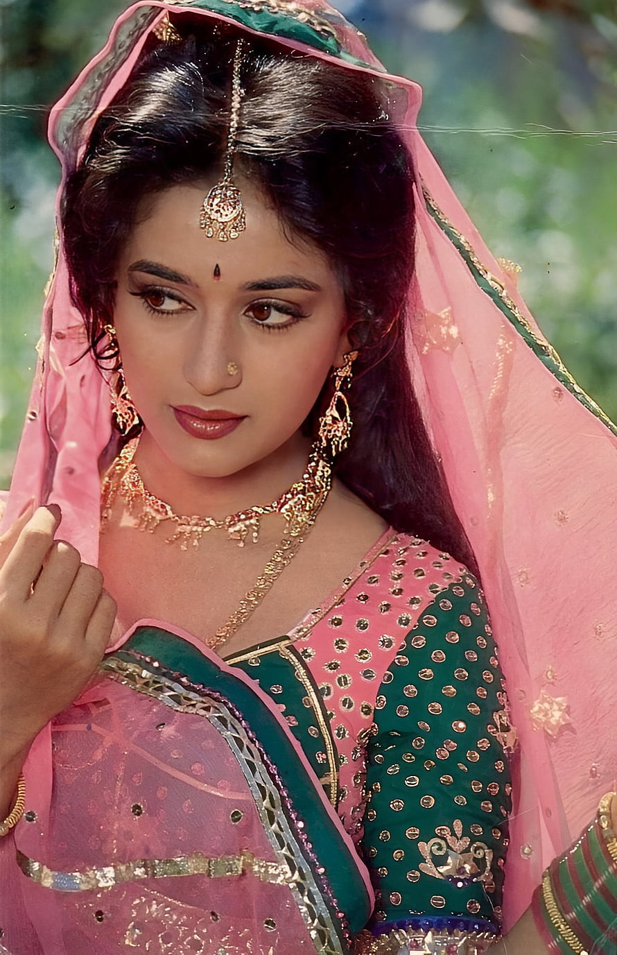 Madhuri Dixit in Traditional Pink and Green Ethnic Wear with Gold Jewelry HD phone wallpaper