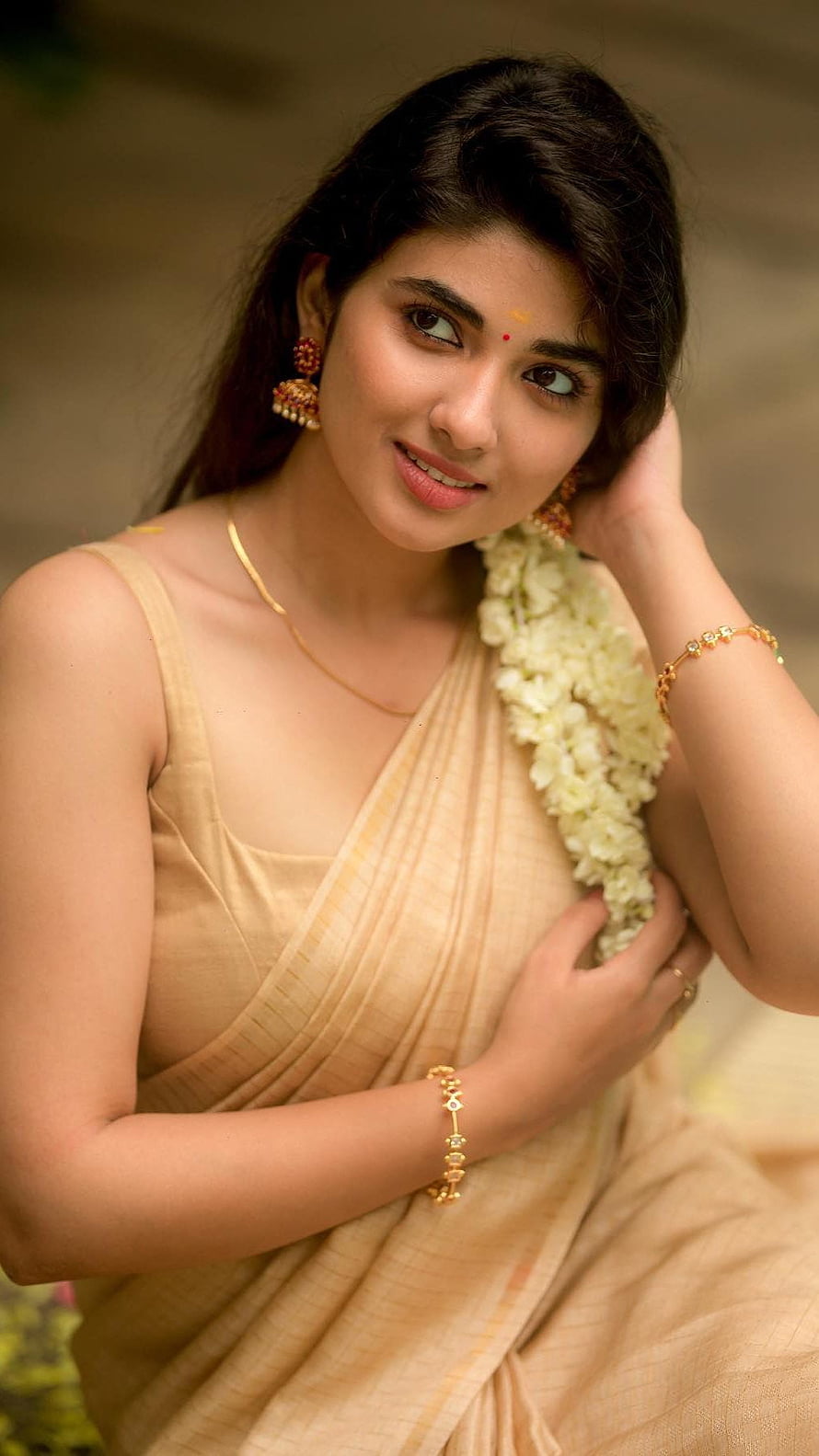 Pooja Hegde in a beige saree with jasmine flowers and traditional gold jewelry HD phone wallpaper