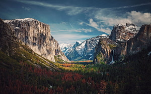 Yosemite Valley Scenic View with Snow-Capped Peaks and Autumn Forest HD wallpaper