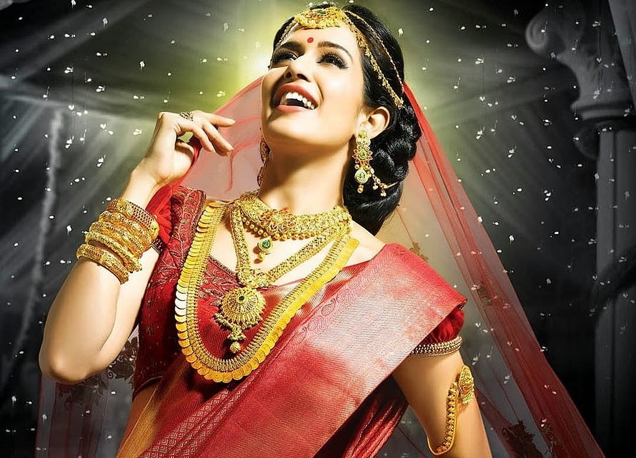 Elegant Indian Bride in Red Saree Wearing Traditional Gold Wedding Jewellery and Headpiece HD wallpaper