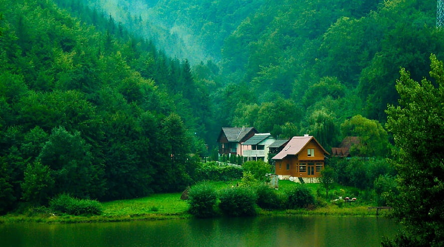 Serene Lakeside Cottages Nestled in Lush Green Forest Valley HD wallpaper