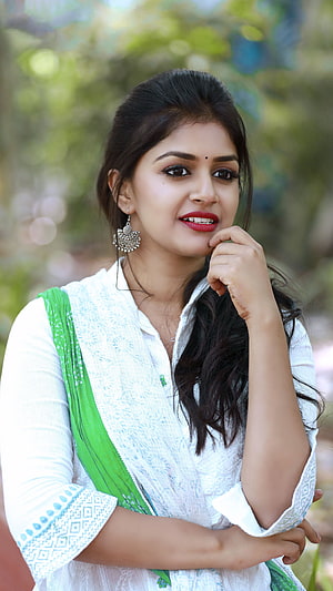 Sanjana Anand in White Kurta with Green Dupatta and Traditional Jhumka Earrings HD phone wallpaper
