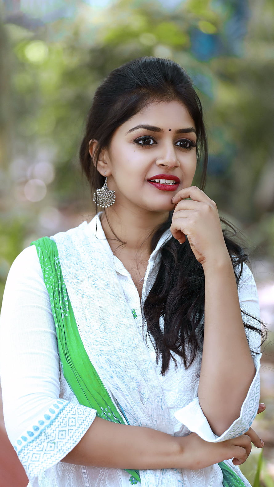 Sanjana Anand in White Kurta with Green Dupatta and Traditional Jhumka Earrings HD phone wallpaper