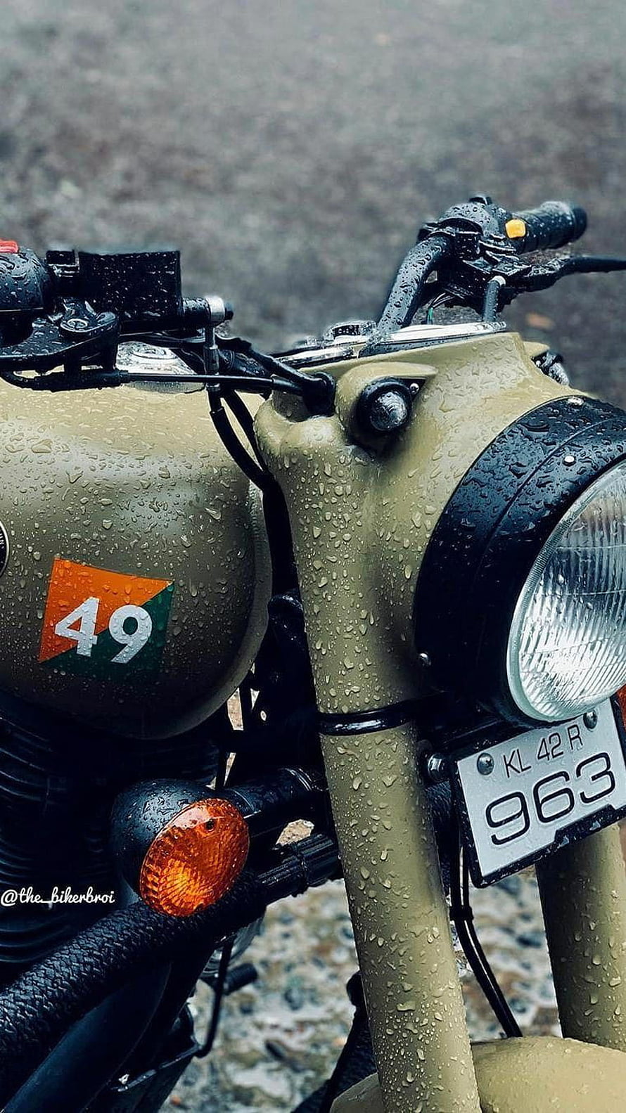 Royal Enfield Bullet 350 Military Olive Green Motorcycle Close-Up HD phone wallpaper