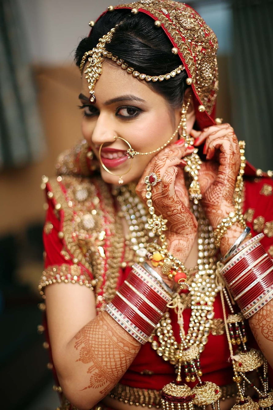 Indian Bride in Red Lehenga with Gold Jewelry and Henna HD phone wallpaper