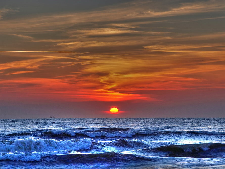 Vibrant Ocean Sunset with Dramatic Clouds and Rolling Waves HD wallpaper