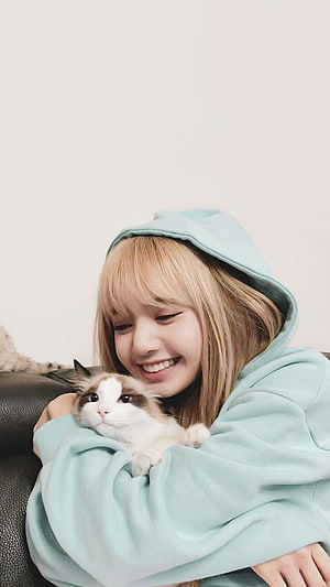 Lalisa Manoban smiling while hugging a fluffy Ragdoll cat in a mint green hoodie HD phone wallpaper