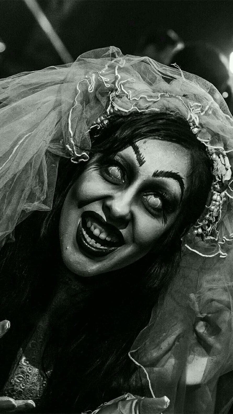 Eerie Black and White Portrait of a Woman in a Ghostly Bride Costume with Veil, Gambar Hantu Seram -, Pocong HD phone wallpaper