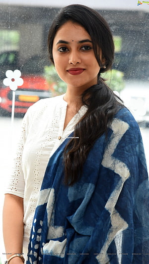 Priyanka Arul Mohan in White Top and Blue Patterned Drape HD phone wallpaper