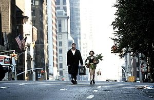 Leon The Professional Film Still of Man and Woman Walking Through City Street, Leon (Léon The Professional) Leon stills HD wallpaper