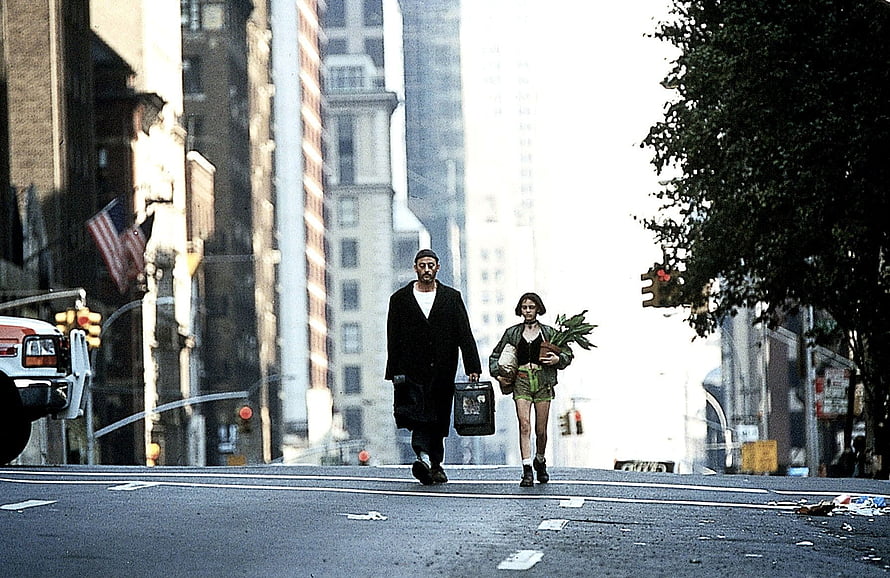 Leon The Professional Film Still of Man and Woman Walking Through City Street, Leon (Léon The Professional) Leon stills HD wallpaper