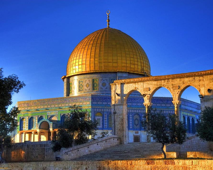 Dome of the Rock in Jerusalem at Sunset with Golden Dome and Blue Tiles HD wallpaper