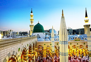 Al-Masjid an-Nabawi in Medina with the iconic Green Dome and minarets at dusk HD wallpaper