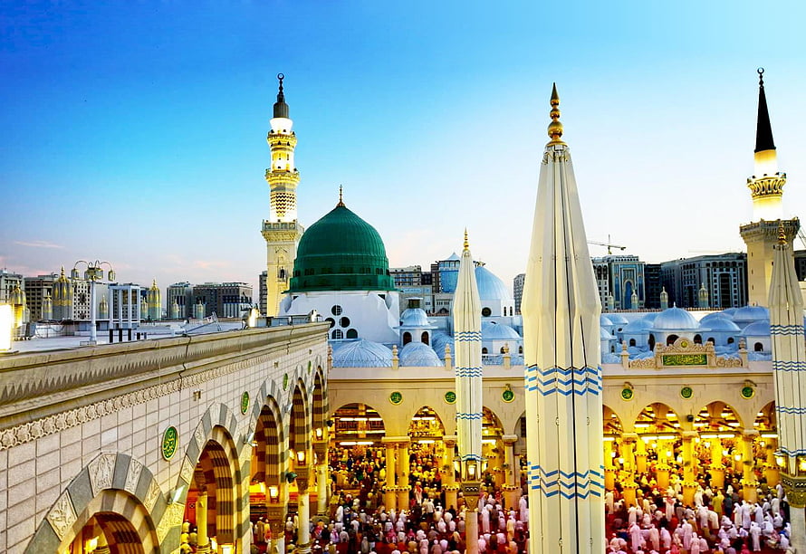 Al-Masjid an-Nabawi in Medina with the iconic Green Dome and minarets at dusk HD wallpaper