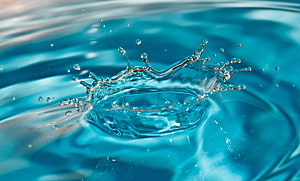 Cyan Water Splash Crown with Ripples and Droplets in Slow Motion HD wallpaper