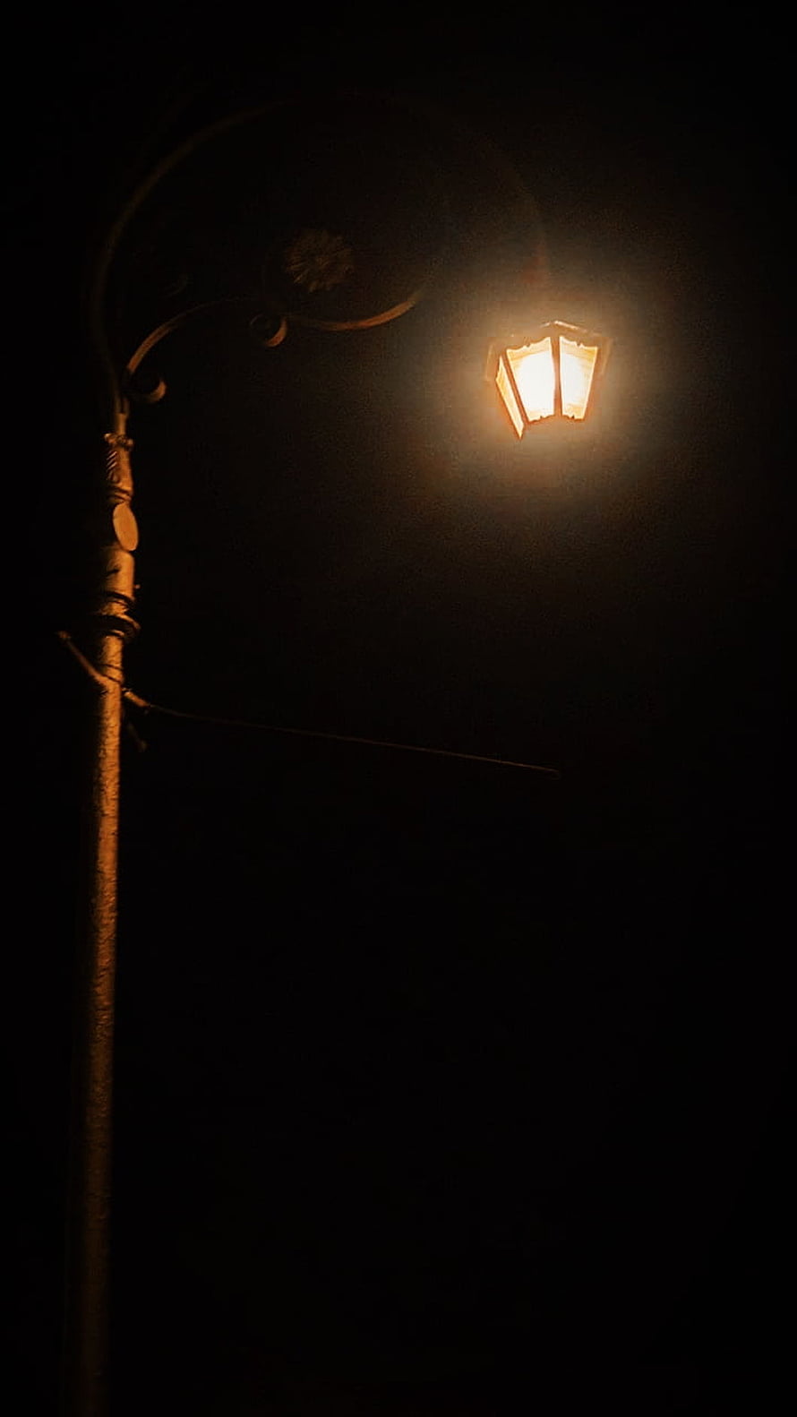 Vintage Street Lamp Glowing in the Dark Night HD phone wallpaper