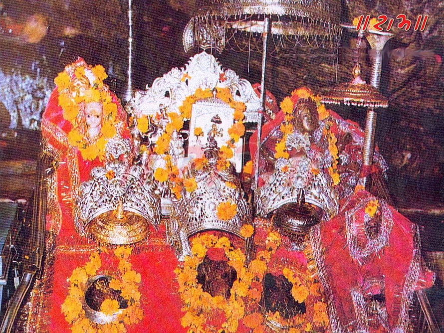 Maa Vaishno Devi Temple Deities Adorned With Marigold Garlands And Silver Ornaments HD wallpaper