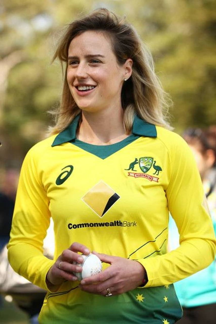Ellyse Perry in Australian Cricket Team Jersey Holding a Ball HD phone wallpaper