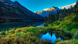Majestic Mountain Lake Reflections in Spring with Lush Greenery and Golden Peaks HD wallpaper