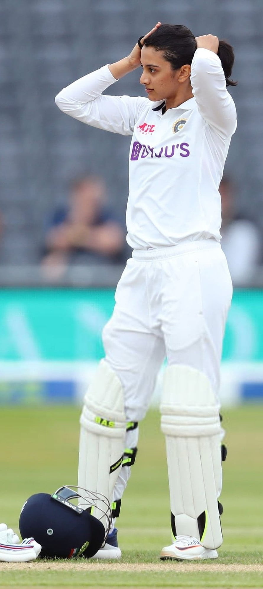 Smriti Mandhana in Indian Cricket Team White Uniform Adjusting Hair on Field, Smriti Mandhana, Cricket, India HD phone wallpaper