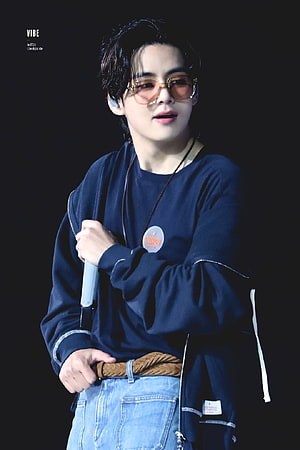 BTS V in navy streetwear and tinted sunglasses on stage HD phone wallpaper