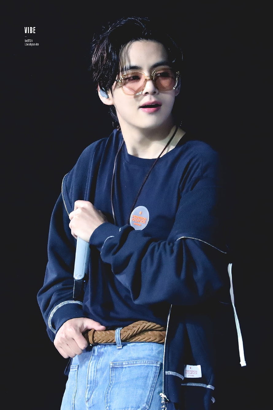 BTS V in navy streetwear and tinted sunglasses on stage HD phone wallpaper