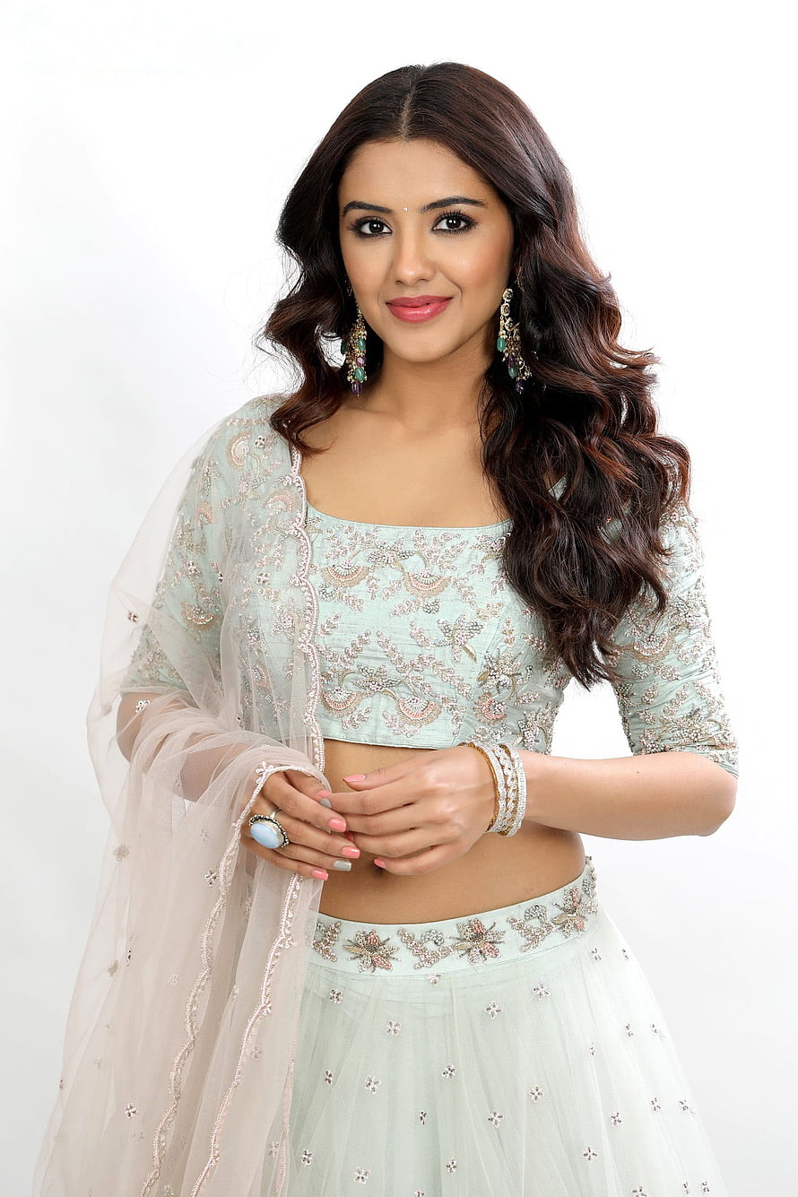 Malavika Sharma in Mint Green Embroidered Lehenga Choli with Traditional Jewelry HD phone wallpaper