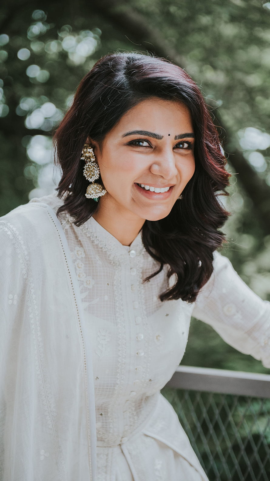 Samantha Akkineni in White Embroidered Outfit with Traditional Jewelry HD phone wallpaper