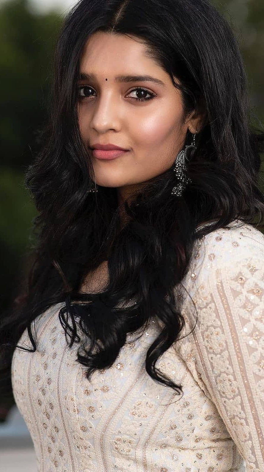 Rithika Singh Portrait in Embroidered Ivory Ethnic Wear with Traditional Jewelry HD phone wallpaper
