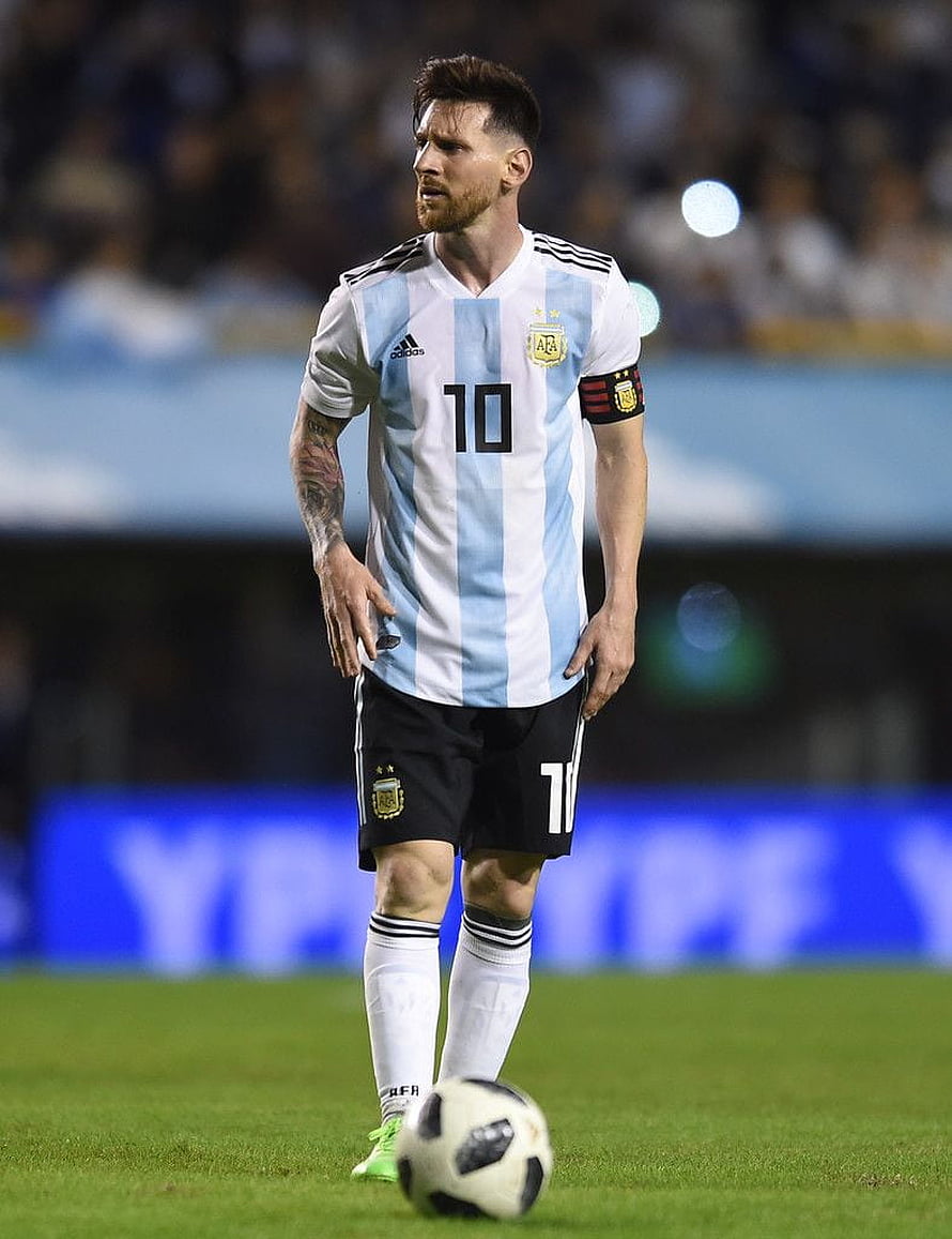 Lionel Messi in Argentina National Team Kit Number 10 Playing Soccer HD phone wallpaper