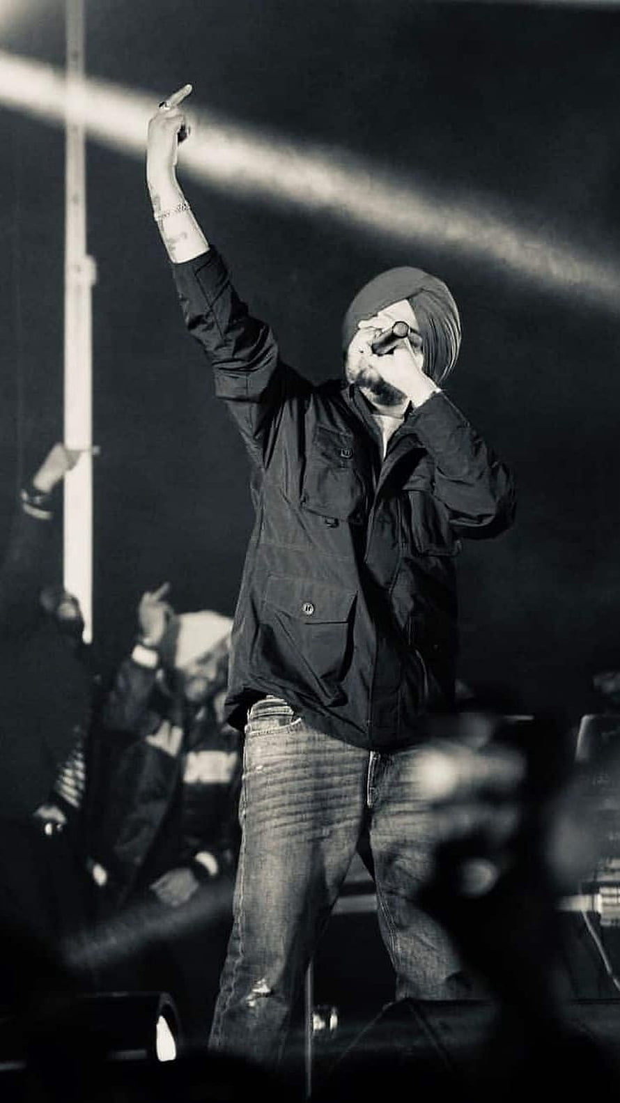 Sidhu Moose Wala performing live on stage in black and white HD phone wallpaper