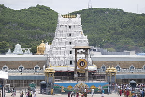 Tirumala Venkateswara Temple Gopuram and Golden Dome in Andhra Pradesh HD wallpaper