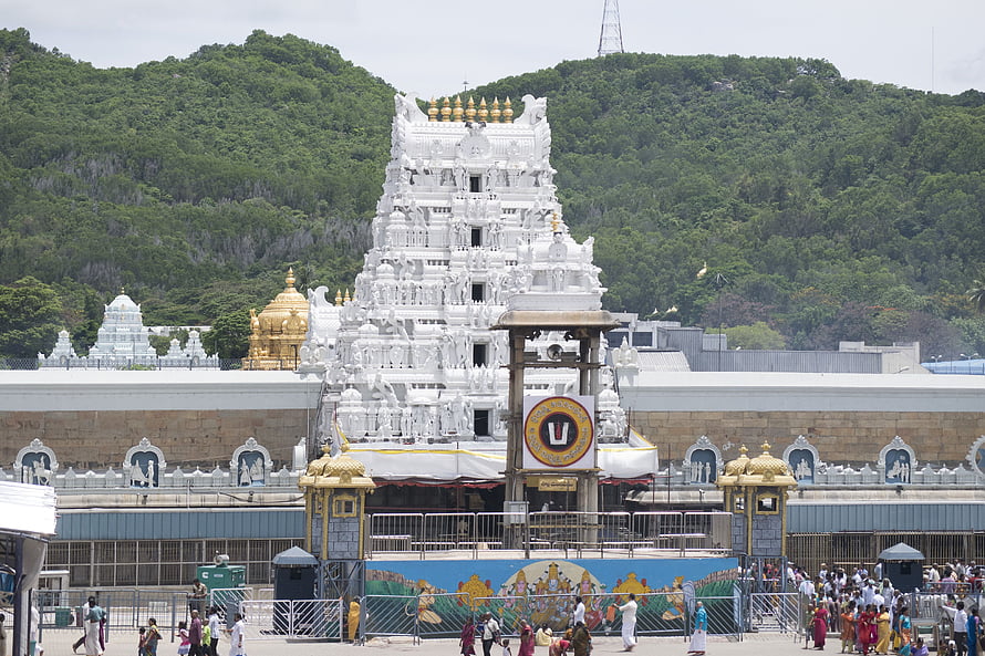 Tirumala Venkateswara Temple Gopuram and Golden Dome in Andhra Pradesh HD wallpaper