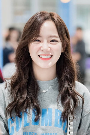 Kim Sejeong smiling portrait in a grey Columbia sweatshirt with long wavy brown hair HD phone wallpaper