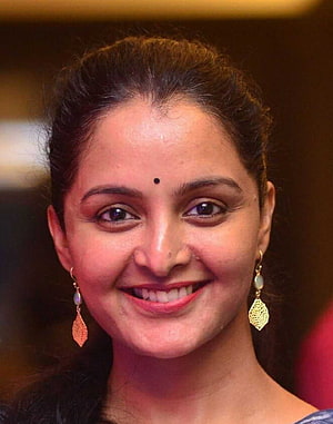 Manju Warrier Portrait With Traditional Earrings And Bindi HD phone wallpaper