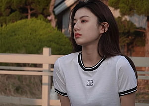 Young Woman in White Ringer T-Shirt with Bear Logo Outdoors, Go Yoon Jung ideas in 2022. kecantikan, wanita, gadis ulzzang HD wallpaper