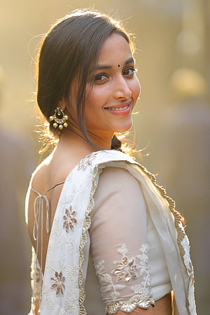 Beautiful Indian Woman in White Embroidered Saree with Golden Jewelry Portrait, Srinidhi shetty, organ, people_in_nature HD phone wallpaper