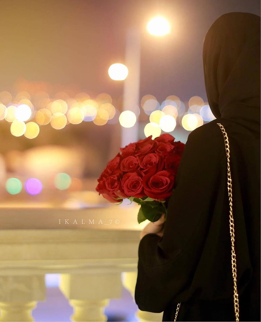 Woman in black hijab holding a bouquet of red roses against a bokeh city night background, A Wonderful Life, Beautiful Islamic Girls HD phone wallpaper