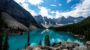 Turquoise Mountain Lake Surrounded by Snow-Capped Peaks and Evergreen Forest HD wallpaper