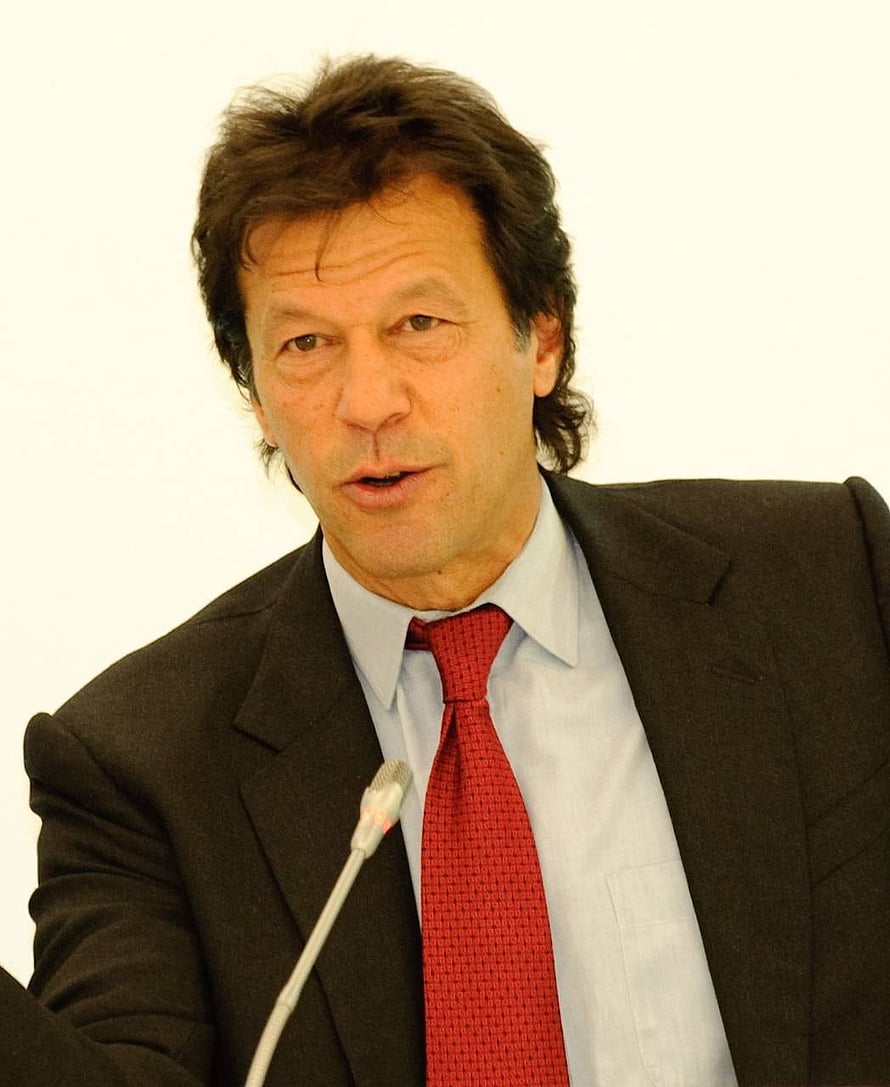 Imran Khan Speaking at a Formal Event in a Dark Suit and Red Tie HD phone wallpaper